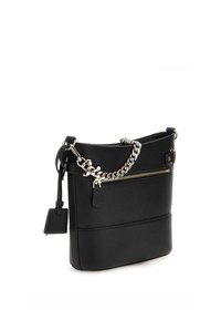 Bolso de mano de cuero negro con un acabado texturizado, que presenta una cadena plateada, un bolsillo delantero con cremallera y un charm desmontable.