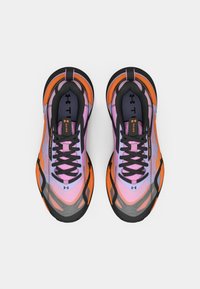 Μωβ, πορτοκαλί και μαύρα αθλητικά παπούτσια με καμπυλωτό σχεδιασμό, πάνω μέρος από δίχτυ και εμφανές σύστημα κορδονιών. Διαθέτουν έντονο χρωματικό μπλοκάρισμα και επιφάνειες με υφή.