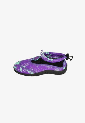 Lila Wasserschuh mit grünem tropischem Muster, Obermaterial aus Mesh, Gummisohle und verstellbarem Kordelverschluss für einen sicheren Sitz. Leichtes Design.