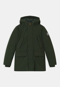 Dunkelgrüne Jacke mit Kapuze, ausgestattet mit einem Frontreißverschluss, zwei großen Taschen und einem Logo-Patch am Ärmel. Glatte Stofftextur.