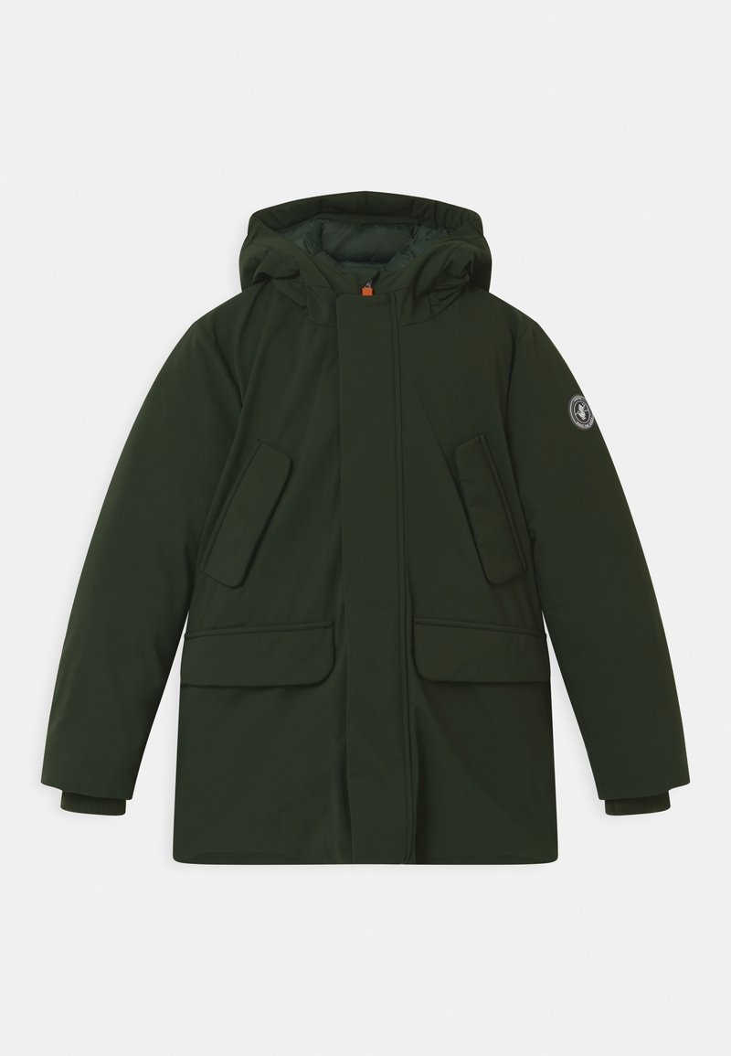 Dunkelgrüne Jacke mit Kapuze, ausgestattet mit einem Frontreißverschluss, zwei großen Taschen und einem Logo-Patch am Ärmel. Glatte Stofftextur.