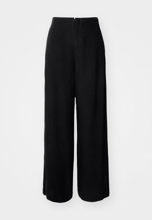 Pantaloni neri a gamba larga con una texture liscia, vita alta e senza chiusure visibili. Caratterizzati da una silhouette pulita e un design a lunghezza completa.