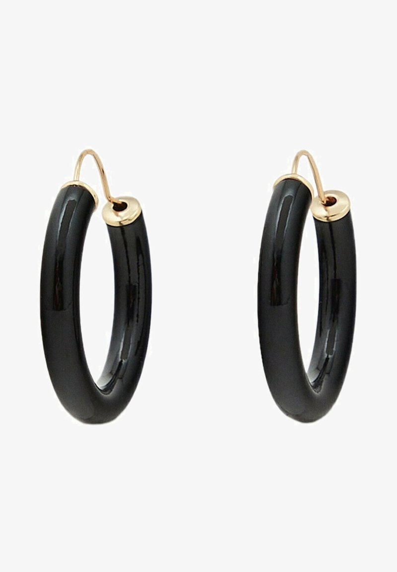 Paire de boucles d'oreilles créoles noires brillantes avec crochets couleur or sur fond blanc.