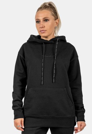 Zwarte hoodie met een voorzak, verstelbare trekkoorden en subtiele logodetails. Zacht materiaal en een relaxte pasvorm.