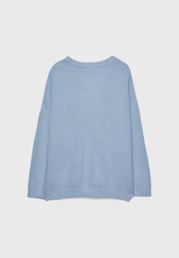 Jasnoniebieski, oversize sweter o ribbowym wzorze, z szerokim dekoltem w łódkę i opadającymi ramionami, charakteryzujący się luźnym krojem i mankietowymi wykończeniami.