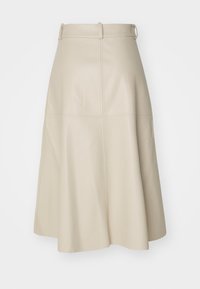 Jupe A-line en cuir beige avec une taille ceinturée, texture lisse et détails de couture. Présente un bas évasé et des lignes de design épurées.
