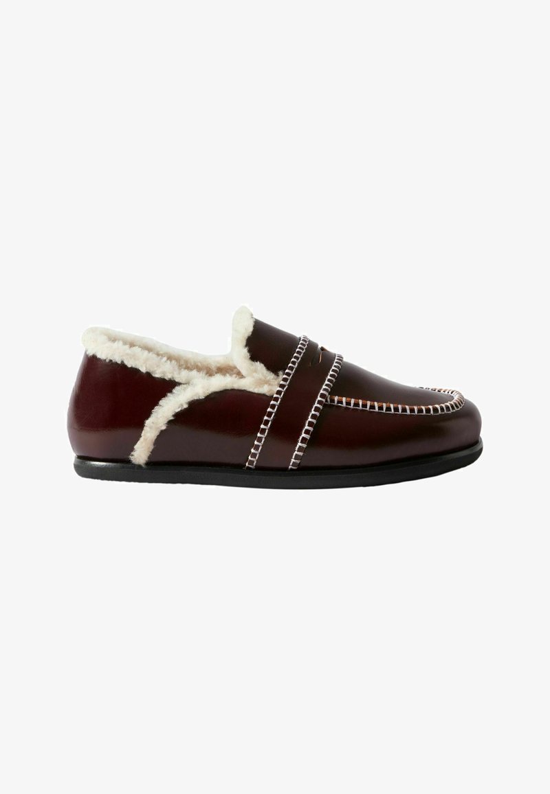 Pantofole in pelle marrone con fodera in pelliccia bianca, dettagli cuciti e suola nera piatta. Design elegante con stile senza lacci.