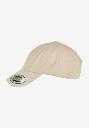 Beige verstelbare baseball cap met een gebogen vizier, gemaakt van katoen, zes ventilatiegaten en een opvallend zwart label aan de voorkant.