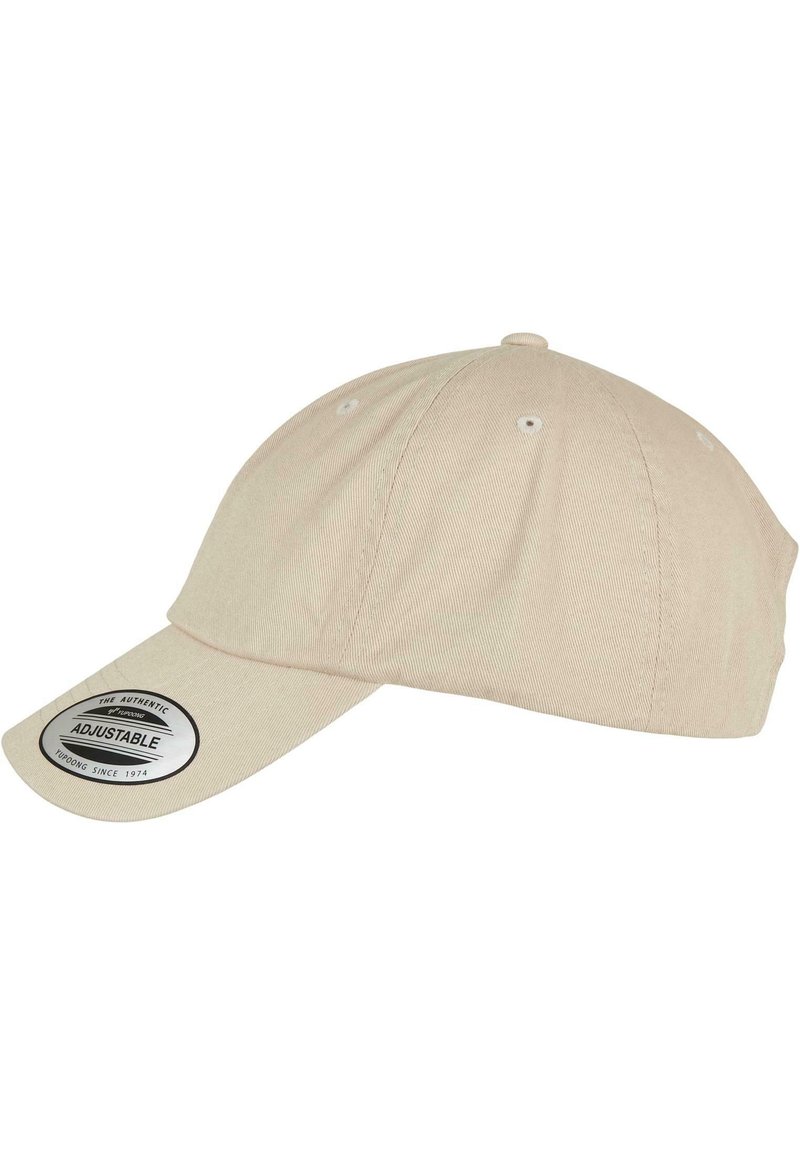 Gorra de béisbol ajustable color beige con visera curva, hecha de algodón, seis orificios de ventilación y una llamativa etiqueta negra en la parte frontal.