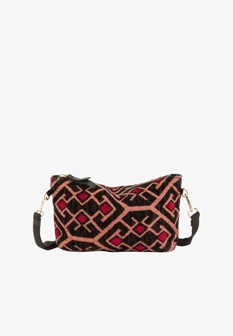 Bolso de patrón negro y óxido con diseños geométricos, material textil suave, cremallera dorada y correa negra extraíble.