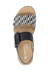 Sandale à bout ouvert avec lanière tissée noire et blanche, sangle réglable noire avec boucle, et semelle intérieure beige rembourrée portant l'inscription "remonte soft".