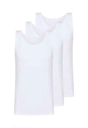 Trois maillots de corps blancs unis sans manches, disposés en chevauchement, présentés sur un fond blanc.