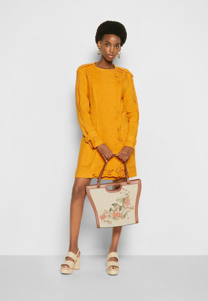 Damen Bekleidung | Alberta Ferretti DRESS EMBROIDERED Freizeitkleid orange - KG81773 Damen Bekleidung | Alberta Ferretti DRESS EMBROIDERED Freizeitkleid orange - KG81773