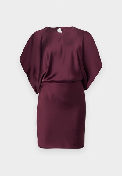 Rochie din satin burgundy cu croială lejeră, mâneci scurte și spate cu decupaj tip cheie. Textură netedă, lungime deasupra genunchiului, fără modele vizibile.