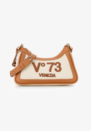 Kleine beige en tan handtas met verstelbare riem, gouden ritssluiting en "V°73 VENEZIA" geborduurd aan de voorkant.