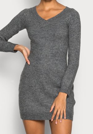 Robe tricotée grise avec un décolleté en V, des manches longues et une silhouette ajustée. Texture douce et détails côtelés. Ourlet au genou.
