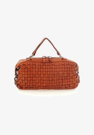 Borsa a mano intrecciata in pelle marrone con forma rettangolare, doppio manico superiore e dettagli in argento; presenta una superficie testurizzata e una chiusura con cerniera.