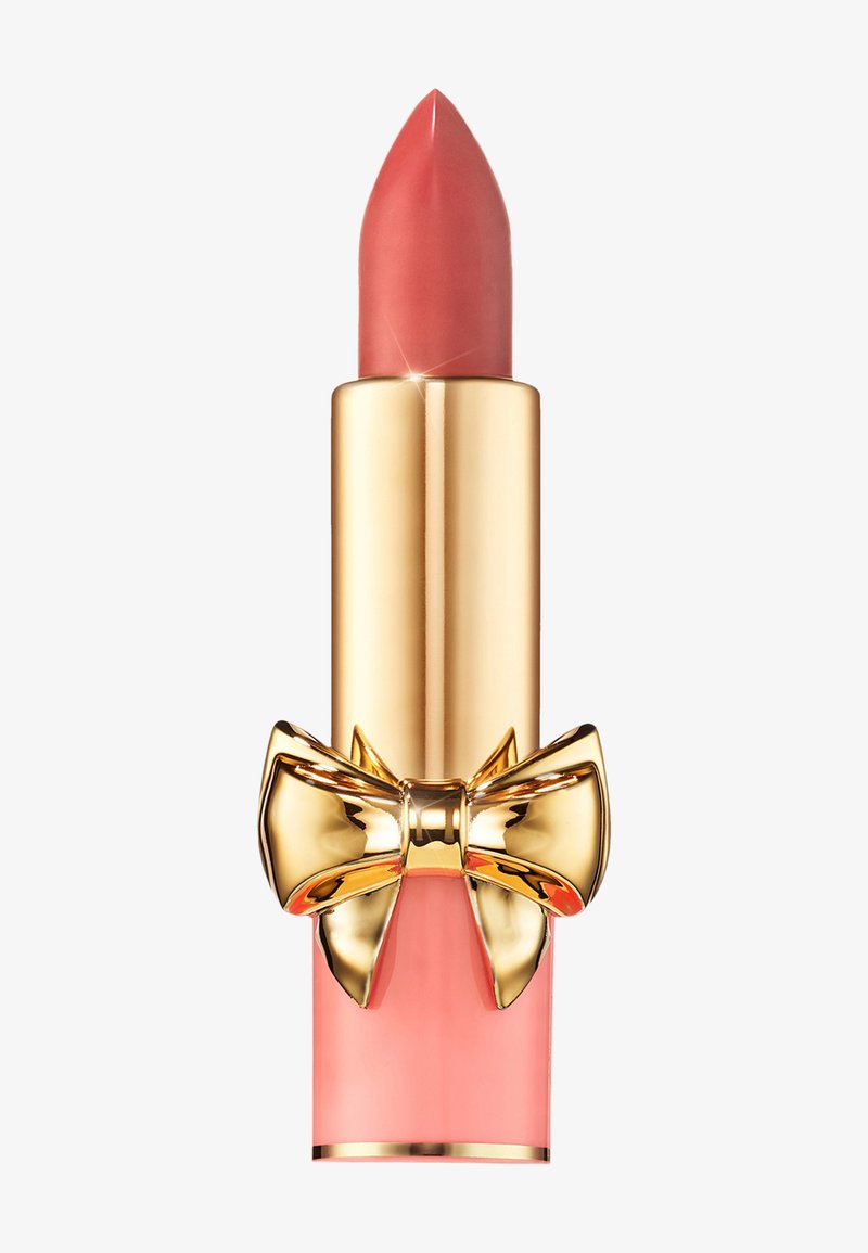 Rouge à lèvres avec un bâtonnet rose pointu, logé dans un tube doré rehaussé d'un grand nœud doré et d'une base rose translucide.