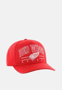 Rote Baseballmütze mit gebogenem Schirm, aus Stoff gefertigt, mit weiß gesticktem "RED WINGS"-Text und einem Hockey-Logo auf der Vorderseite.
