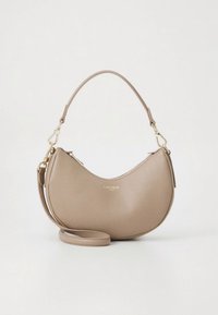 Geantă de umăr din piele bej cu formă rotunjită, accesorii aurii și curea de umăr. Prezintă logo-ul mărcii în relief.