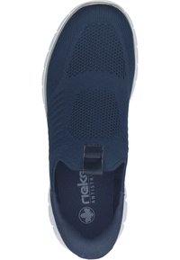 Scarpa slip-on blu navy con tomaia in rete testurizzata, suola bianca e con un pratico passante sul tallone. Include il logo sulla soletta.