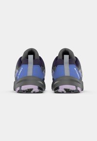 Um par de sapatilhas de corrida em trilhos Terrex nas cores azul, roxo e cinza vistas de trás, sobre um fundo branco.