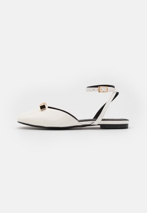 Scarpe piatte slingback in pelle verniciata bianca con punta appuntita, un dettaglio quadrato dorato e un sottile cinturino alla caviglia con fibbia.