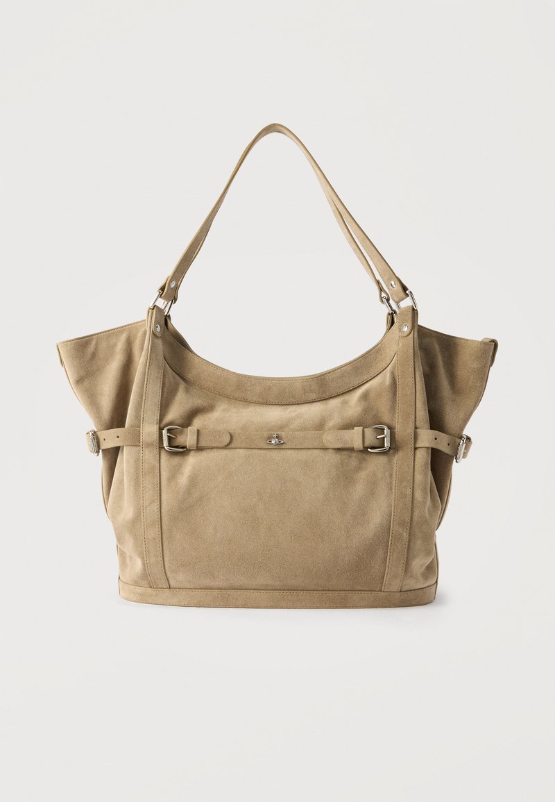 Τσάντα χειρός από σουέντ σε μπεζ χρώμα με φαρδιά ιμάντα ώμου, λεπτομέρεια με πόρπη στο μπροστινό μέρος και δομημένες, ελαφρώς φαρδιές πλευρές σε απλό ανοιχτό φόντο.