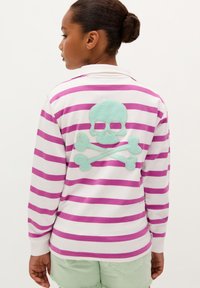 Langärmliges Poloshirt mit weißen und rosa Streifen; verfügt über eine große mintgrüne Skull-and-Crossbones-Applikation auf dem Rücken.