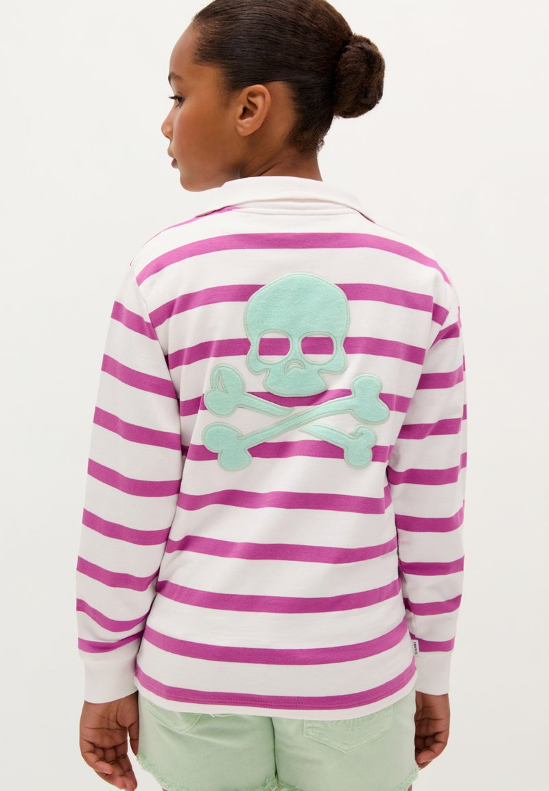 Langärmliges Poloshirt mit weißen und rosa Streifen; verfügt über eine große mintgrüne Skull-and-Crossbones-Applikation auf dem Rücken.