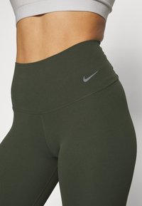 Nike Performance ZENVY HR 7/8 TGHT - Leggingek - cargo khaki/black