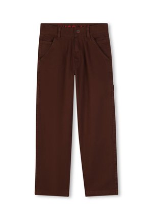 Pantalon marron droit avec bouton et fermeture éclair devant, passants de ceinture et poches latérales, présenté sur fond blanc.