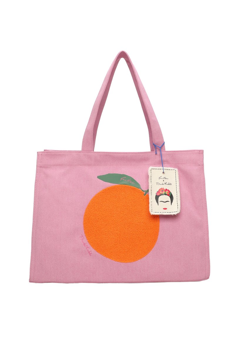 Borsa tote in tessuto rosa con un grande design a cerchio arancione e una foglia verde. Include un'etichetta con accenti floreali. Texture liscia.