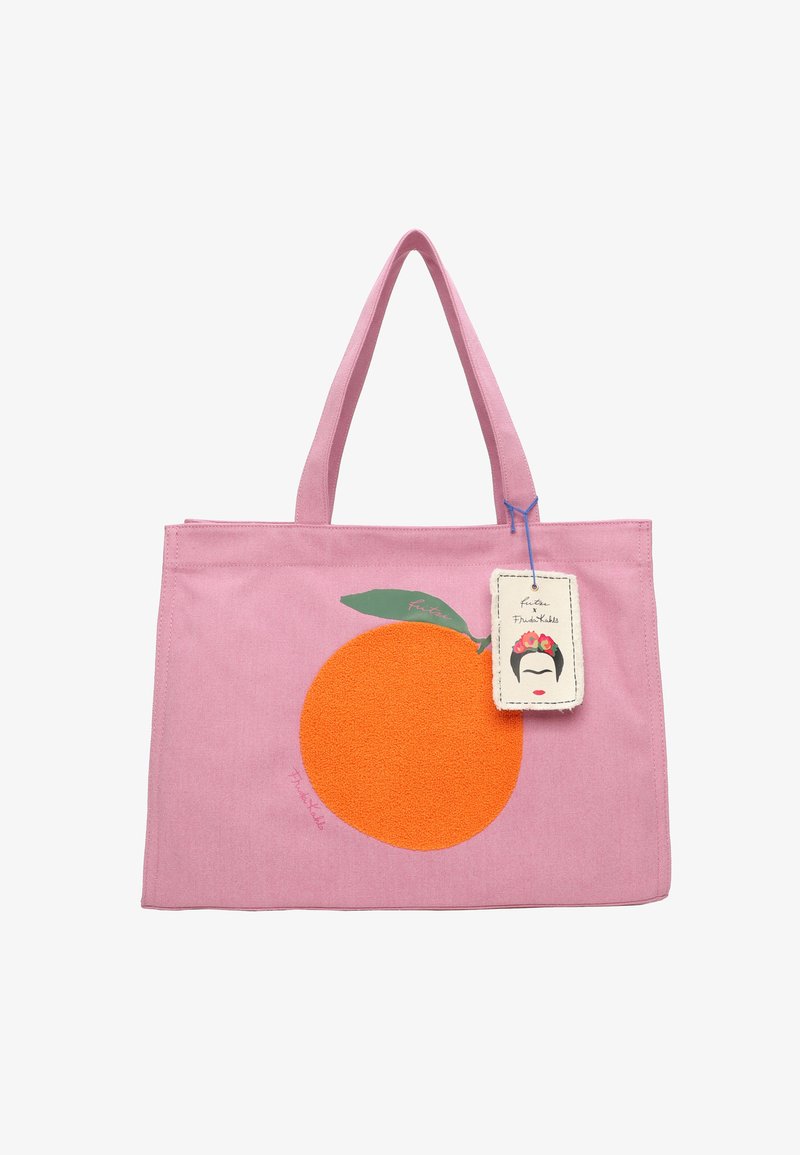 Borsa tote in tessuto rosa con un grande design a cerchio arancione e una foglia verde. Include un'etichetta con accenti floreali. Texture liscia.