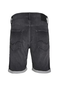 Șorturi din denim gri închis cu manșete răsucite, având două buzunare la spate cu detalii de cusătură subtile. Materialul are o textură moale.