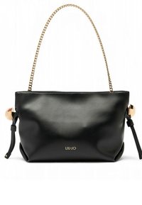 Schwarze Lederhandtasche mit goldener Kettenriemen, mit glatter Textur, abgerundeter Form und einem Markenlogo auf der Vorderseite.