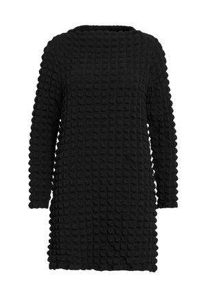Czarna sukienka z długim rękawem, z teksturowanym wzorem w wafelkowy splot, prostym dołem i okrągłym dekoltem.
