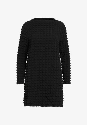 Czarna sukienka z długim rękawem, z teksturowanym wzorem w wafelkowy splot, prostym dołem i okrągłym dekoltem.
