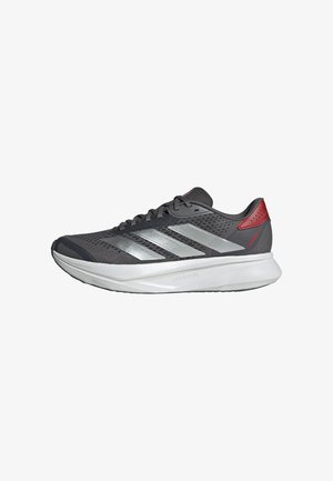Zapatillas de running para hombre con una parte superior de malla gris, rayas plateadas, acentos rojos y una entresuela blanca; diseñadas para un rendimiento ligero.