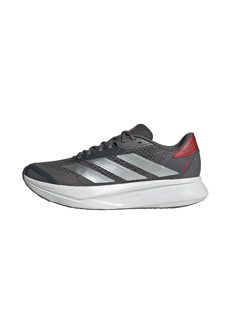Zapatillas de running para hombre con una parte superior de malla gris, rayas plateadas, acentos rojos y una entresuela blanca; diseñadas para un rendimiento ligero.