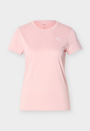 T-shirt de sport rose clair à manches courtes avec col rond et petit logo Puma blanc sur le côté gauche de la poitrine.