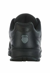 Scarpe da atletica in pelle nera con superficie testurizzata, collo imbottito e logo K-Swiss sul tallone. Design minimalista con suola in gomma.