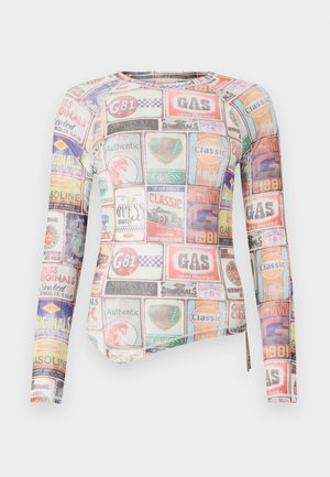 Langærmet tætsiddende skjorte med en multicolorer collage af mærkeetiketter og logoer på et glat stof med en rund halsudskæring.