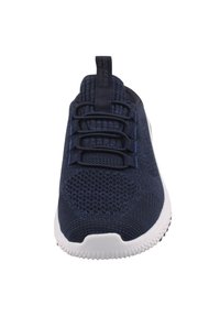 Dunkelblaue Sportschuh mit einem strukturierten Strick-Obermaterial, weißer Gummisohle und sechs dunklen Schnürsenkeln; verfügt über eine Schlaufe an der Ferse.
