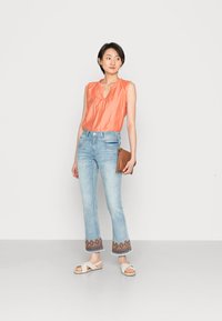Cream CRBOLETTE 7/8 JEANS - Calças de ganga bootcut - soft blue denim