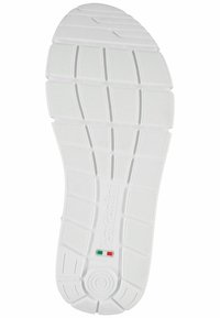 Suola di sneakers bianche con superficie testurizzata, caratterizzata da un motivo a zigzag e un piccolo dettaglio con la bandiera italiana, etichettato "MADE IN ITALY."