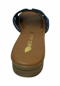 Sandal azul con una plantilla marrón suave que cuenta con una plataforma texturizada y detalles del logo en dorado. Diseño de punta abierta con correas anchas.