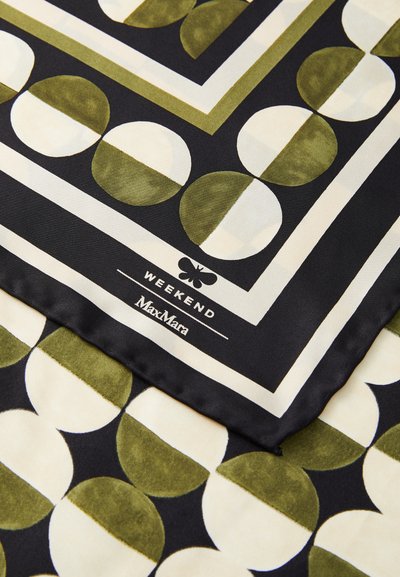 Silk firkantet tørklæde med et geometrisk mønster af grønne og cremefarvede cirkler på en sort baggrund, med en kontrasterende kant og brandlogo.