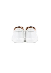 Białe skórzane sneakersy o gładkim wykończeniu, prostokątnym zapiętku i teksturowanej białej gumowej podeszwie. Minimalistyczny design, bez widocznych wzorów.