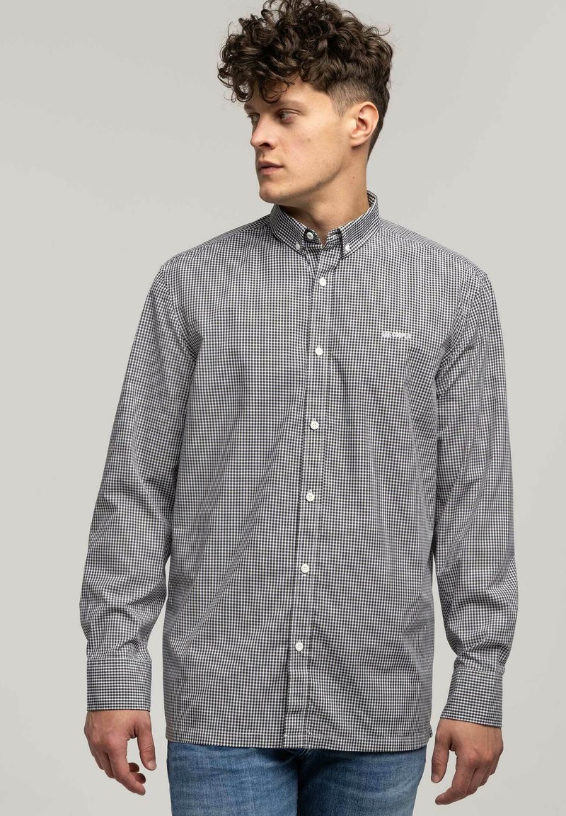 Czarno-biała koszula w kratę z guzikami, z kołnierzykiem, posiadająca długie rękawy i subtelne logo na piersi. Materiał bawełniany, gładka tekstura.